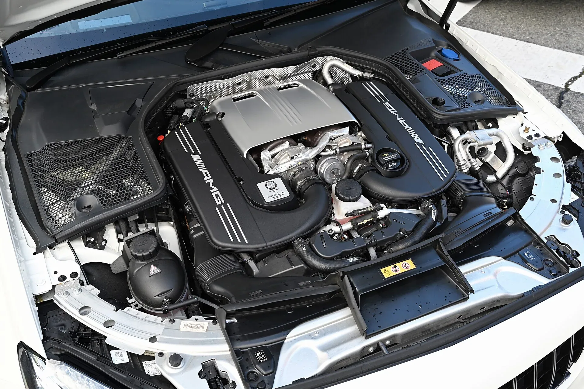 Achtcilinder biturbo motor in de motorruimte van een sportcoupe